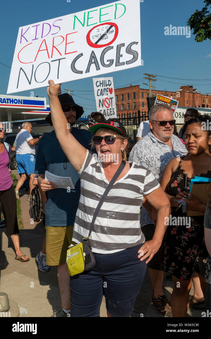 Detroit, Michigan, USA - 12 juillet 2019 - des gens mécontents de la séparation des familles immigrantes et la détention des réfugiés et les petits enfants rallie Banque D'Images