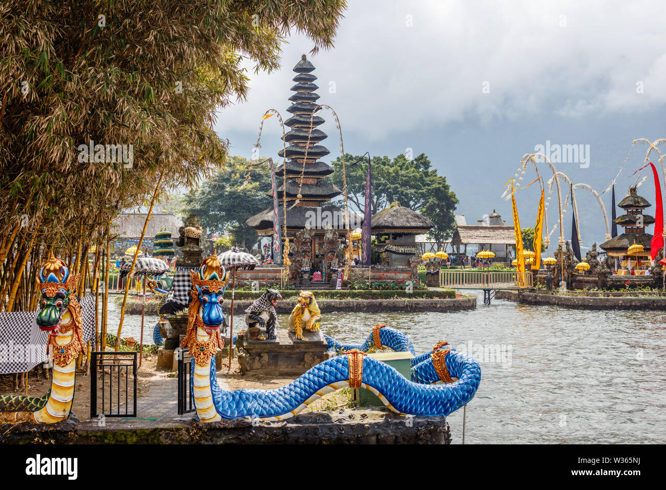 Fontaines et dragon tours meru au temple hindou balinais Pura Ulun Danu Beratan, Tabanan, Bali, Indonésie Banque D'Images