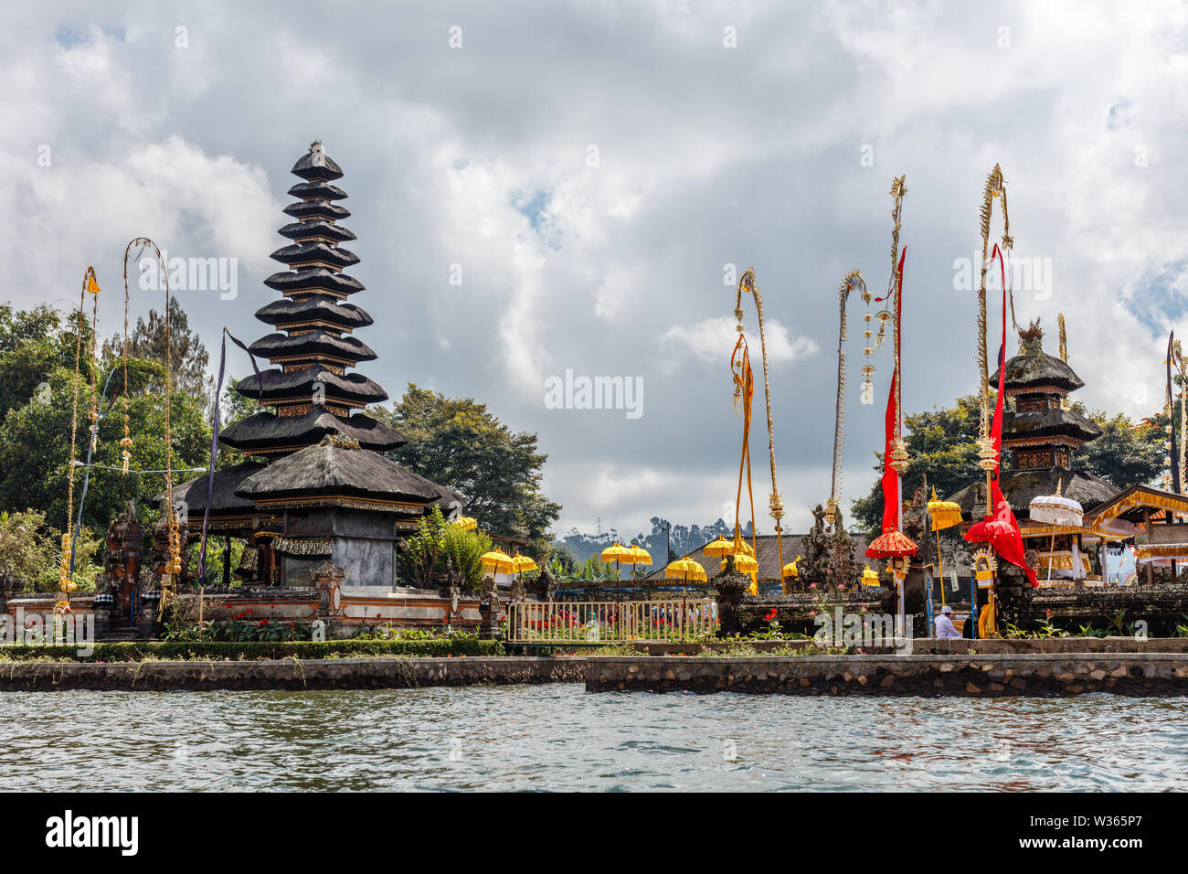 Temple Hindou balinais Pura Ulun Danu Beratan. Vue depuis le lac. Tabanan, Bali, Indonésie Banque D'Images