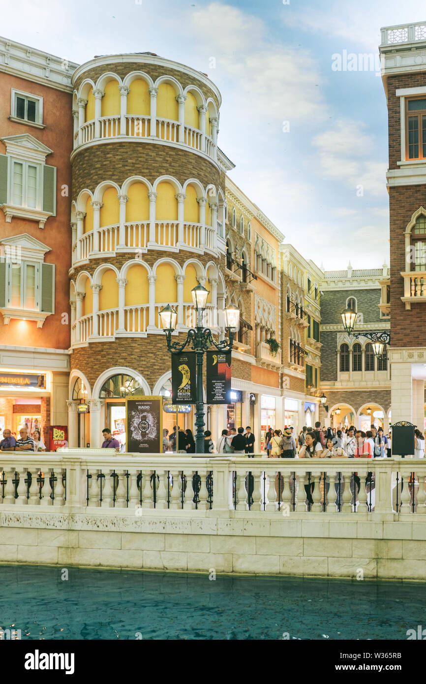 Gondola et canal dans le centre commercial de l'Venetian Macao. Banque D'Images