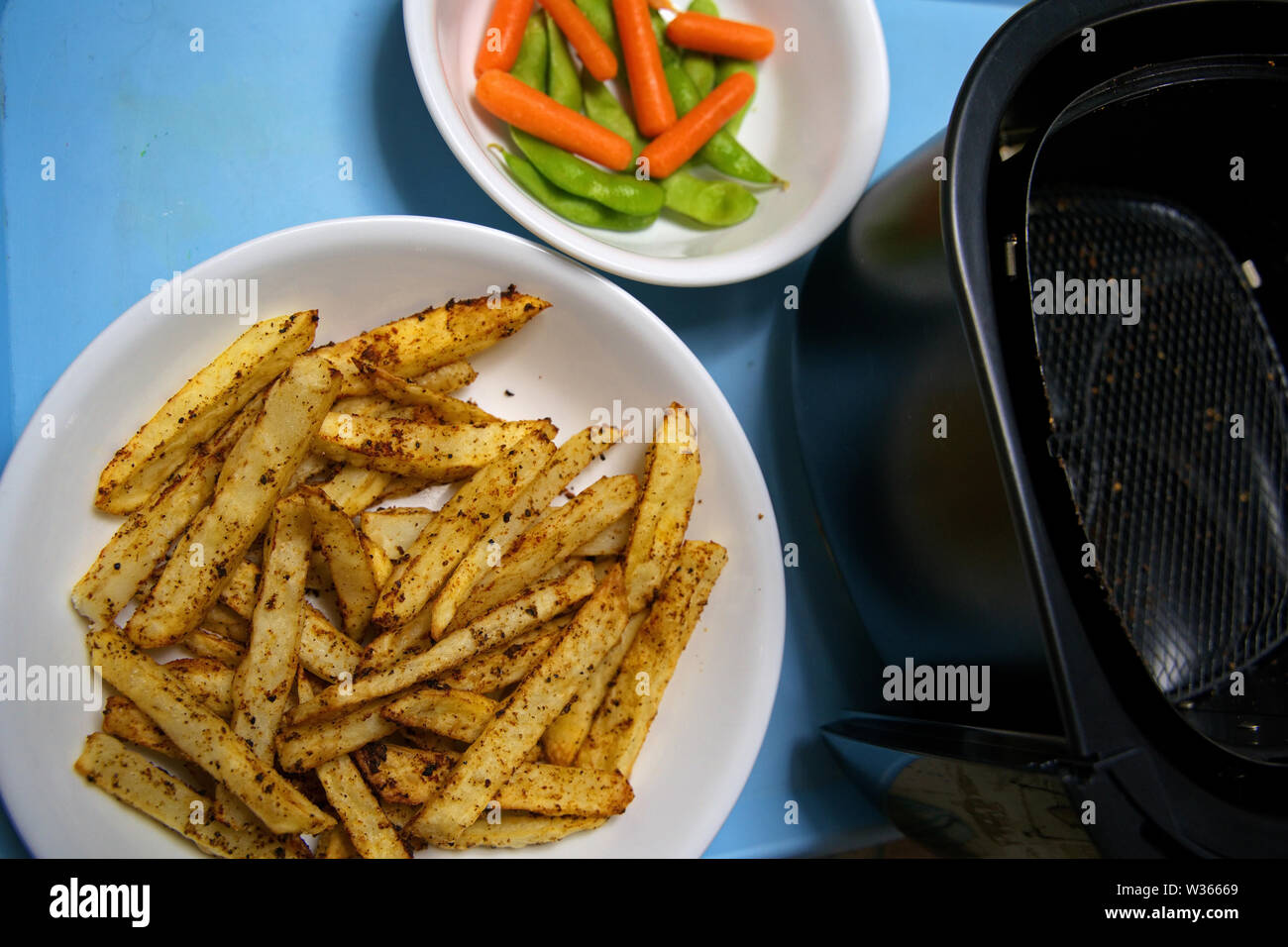 Saesoned frites friteuse air plus sain, exempt d'huile pour la cuisson des aliments. Banque D'Images