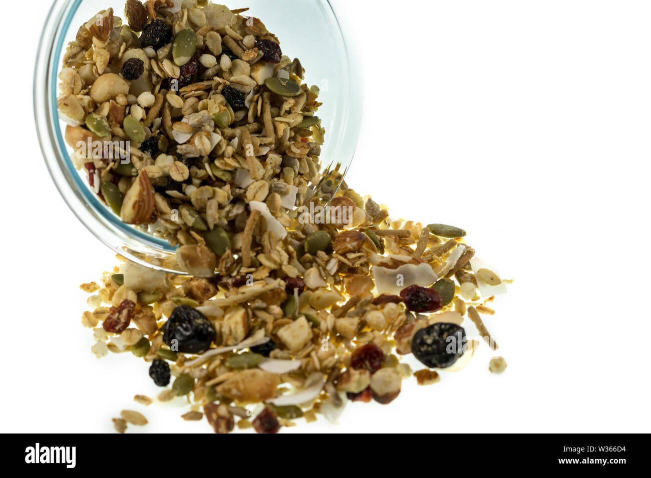 Le muesli est un aliment nutritif et riche en calories des aliments petit-déjeuner sain composé de supergrains, noix, miel, fruits secs, graines et est habituellement mangé w Banque D'Images