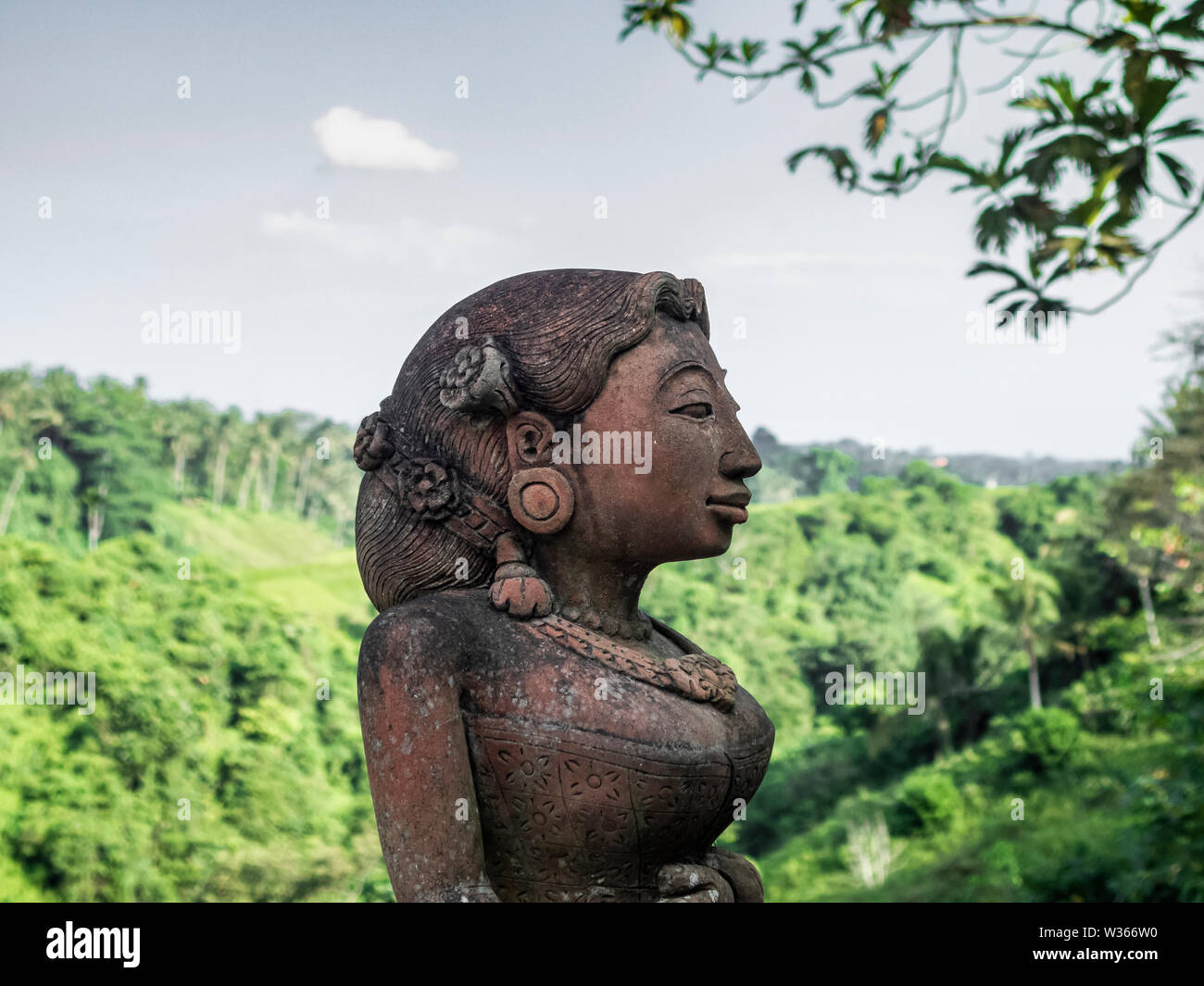 Statue d'une femme traditionnelle en pierre Banque D'Images