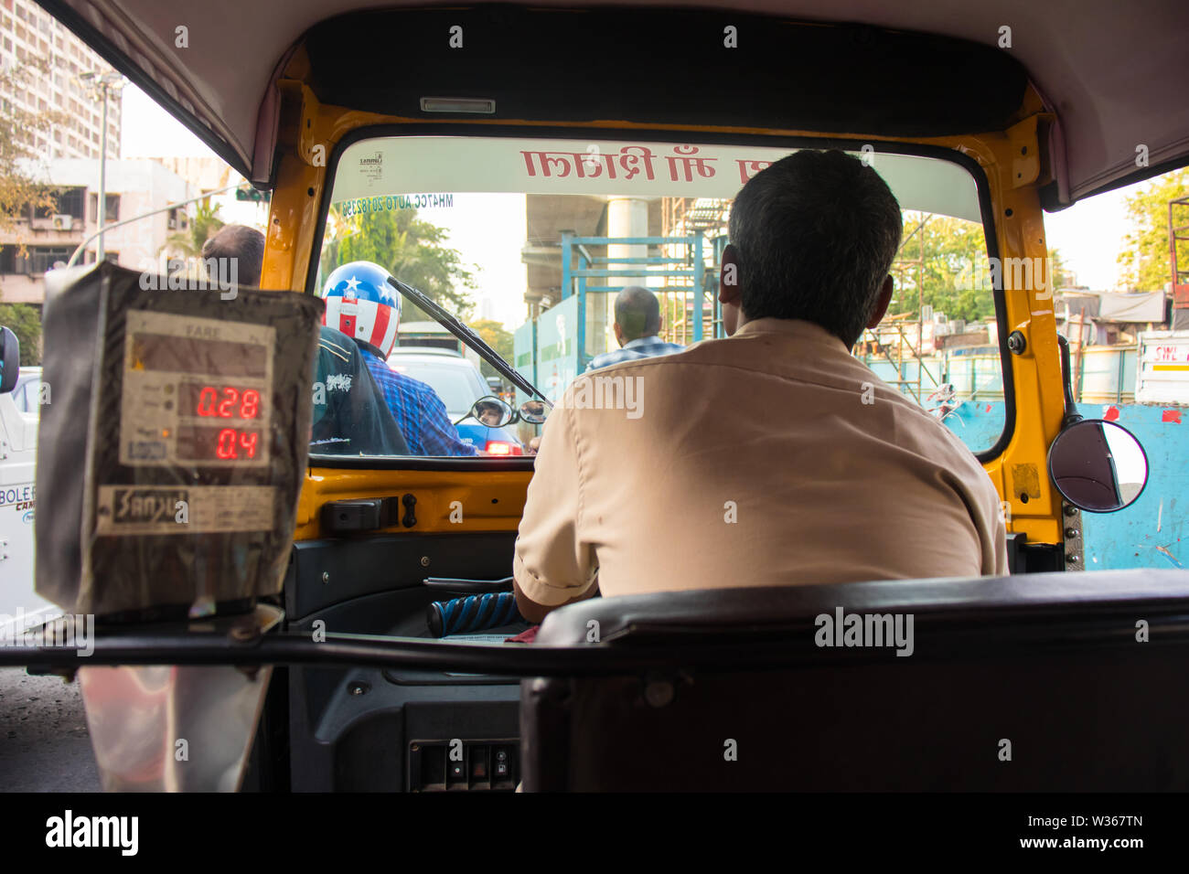 Mumbai, Maharashtra, Inde - Juin 4th, 2019 : vue de l'intérieur de l'auto-rickshaw driver dans les rues de Mumbai - Image du trafic Banque D'Images