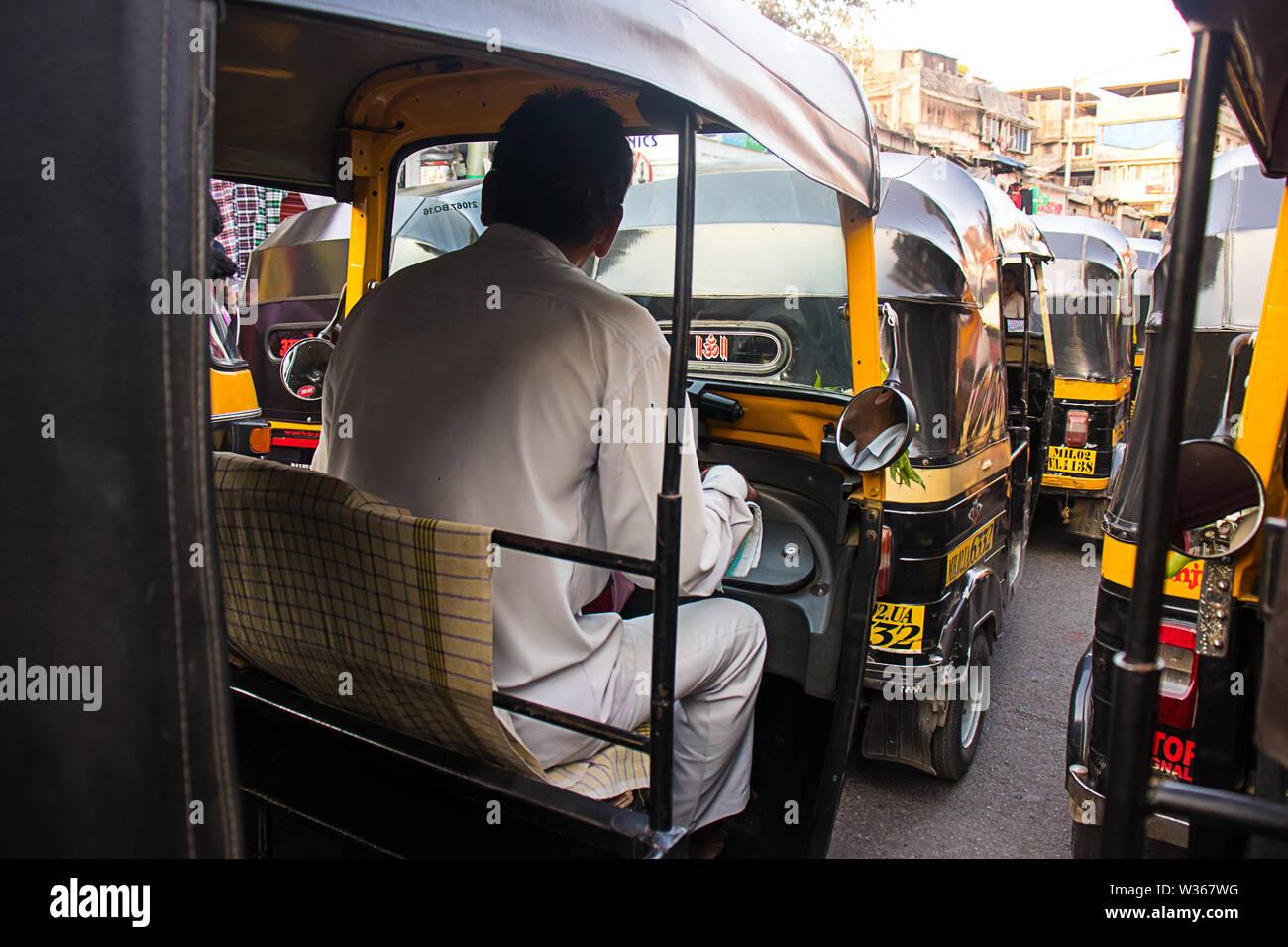 Mumbai, Maharashtra, Inde - Juin 4th, 2019 : Man driving auto-rickshaw Bombay taxi street - Image du trafic Banque D'Images
