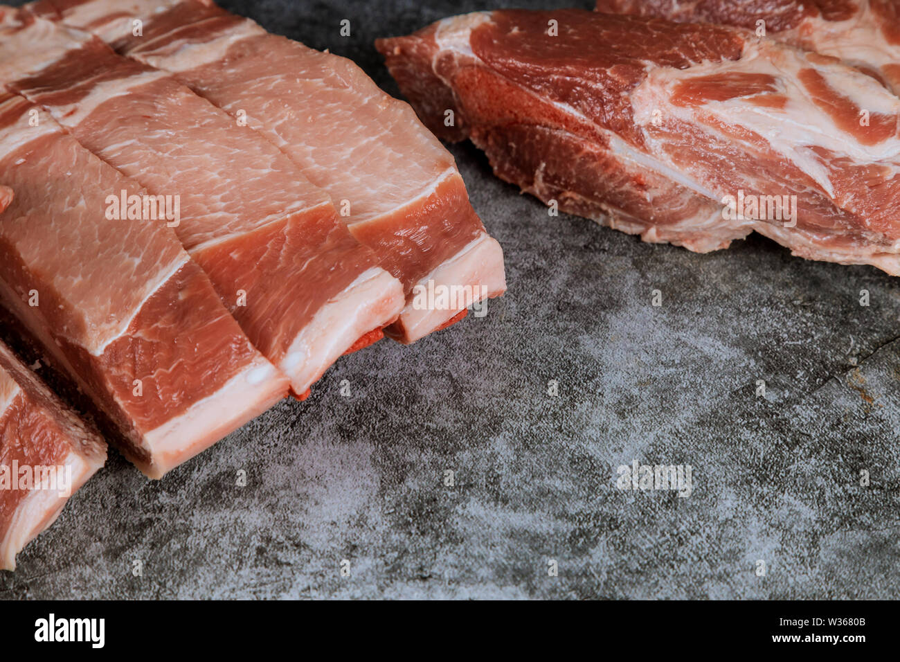 Les viandes fraîches de porc rouge prêt à cuire sur le grill ou le barbecue. Banque D'Images