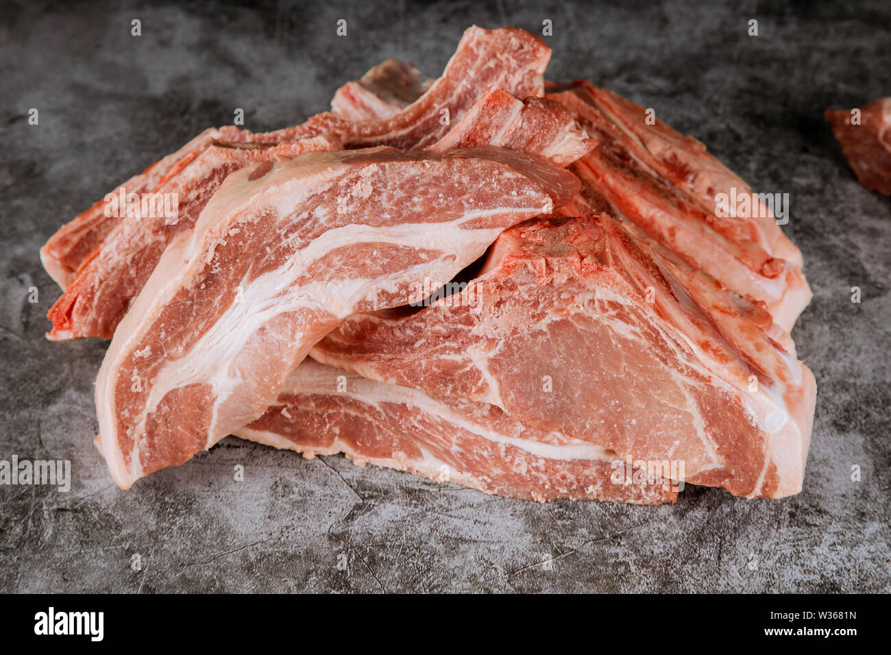 La viande fraîche morceau entier de steaks de suite prêt à cuire. Partie de la viande de porc Banque D'Images