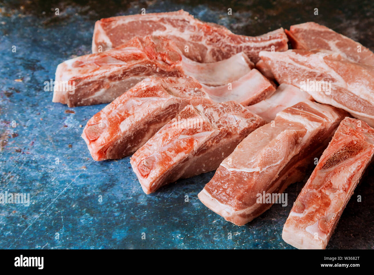 Morceau de viande crue de viande rouge sur le grill BBQ ou partie de la viande de porc Banque D'Images