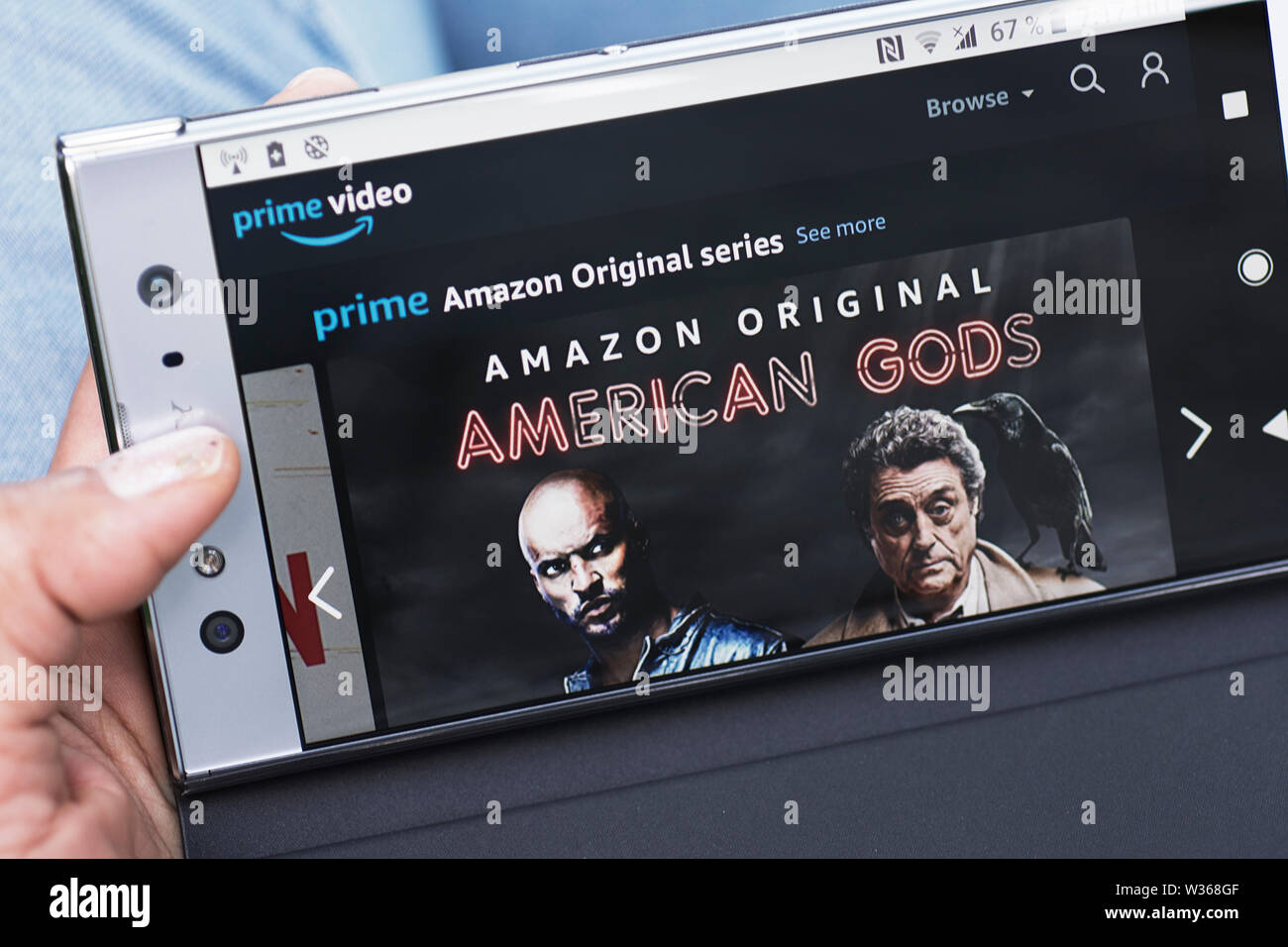 PrimeVideo AMAZON Amazon, le premier de la série d'origine, American Gods site web streaming Film onSmartphone écran du téléphone mobile Banque D'Images