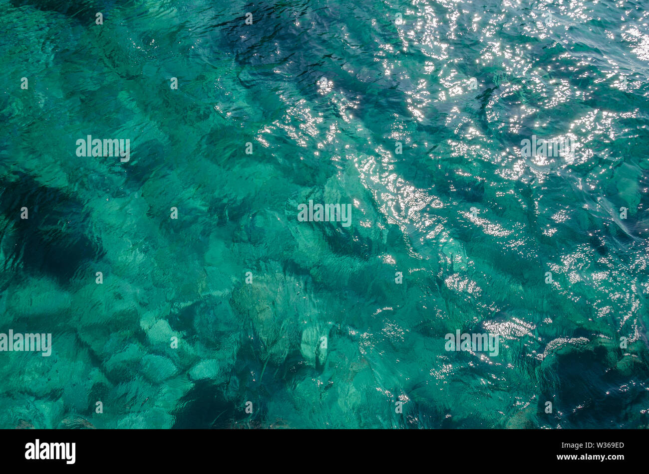 Le bleu clair, l'eau gazeuse et réconforte l'âme et les regards des touristes et de ceux qui l'examiner. Le soleil brille, se reflétant dans les Banque D'Images