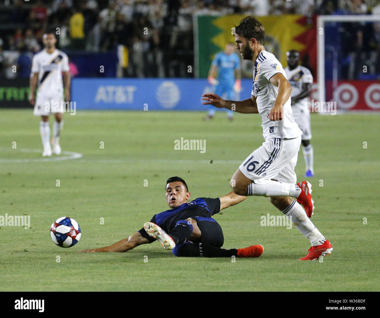 Los Angeles, Californie, USA. 12 juillet, 2019. San Jose Earthquakes terrain Yueill Jackson (14) glisse dans la Galaxy defender Jorgen Skjelvik (16) 2019 au cours de la Major League Soccer (MLS) Concordance entre la galaxie et San Jose Earthquakes à Carson, Californie, le 12 juillet 2019. Les tremblements de terre a gagné 3-1. Ringo : crédit Chiu/ZUMA/Alamy Fil Live News Banque D'Images