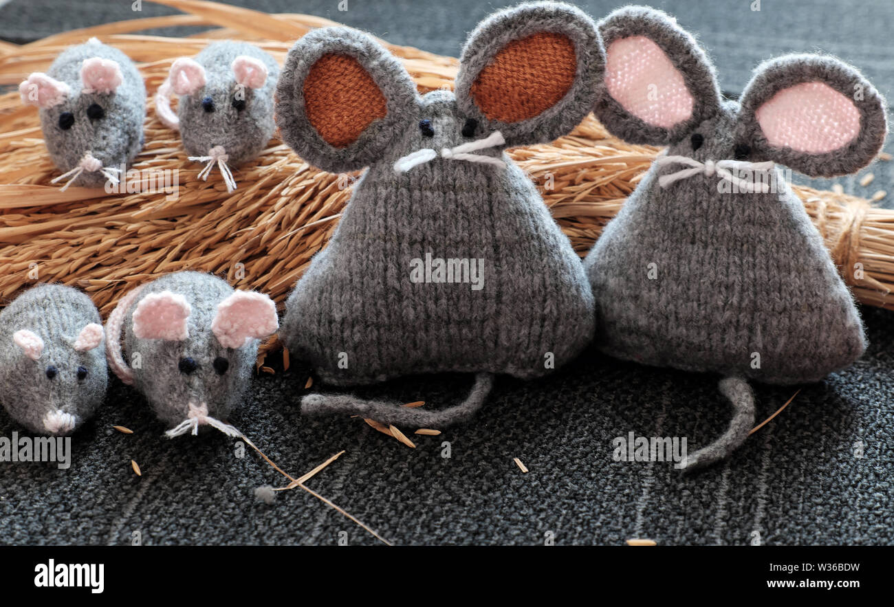 Groupe de tricot fait main gris souris sur la gerbe de plants de riz, avec fond noir, rat d'artisanat à partir de fils si mignon et gentil, significatifs pour cadeau ou Banque D'Images