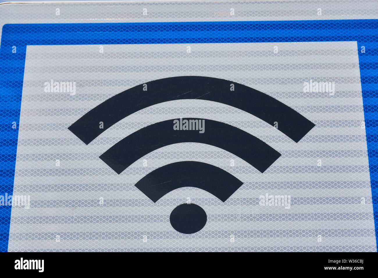 Pancarte avec wifi gratuit symbole sur fond blanc dans cadre bleu Banque D'Images
