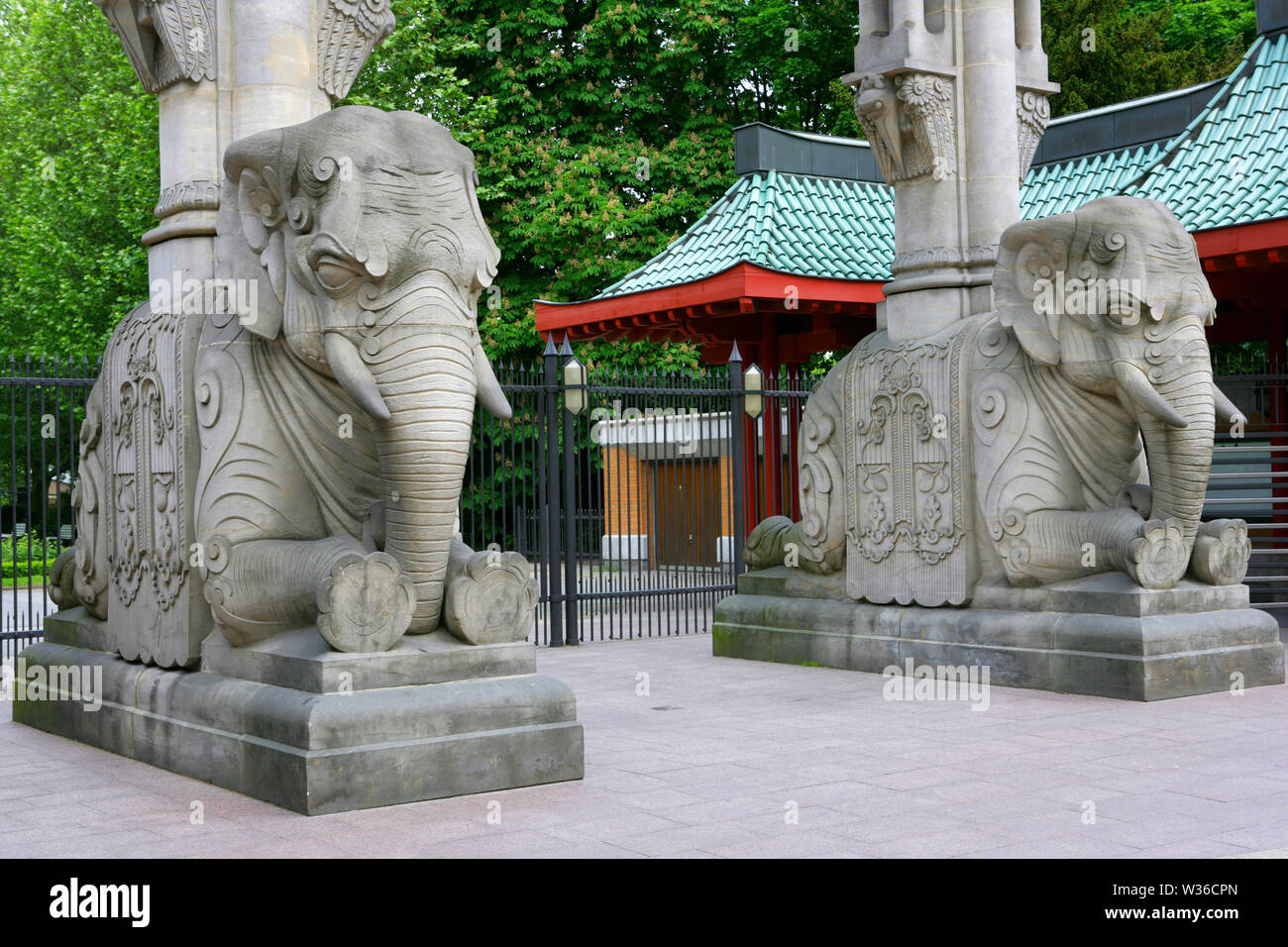 La porte de l'éléphant d'entrée, le Jardin Zoologique, Tiergarten, Berlin Banque D'Images