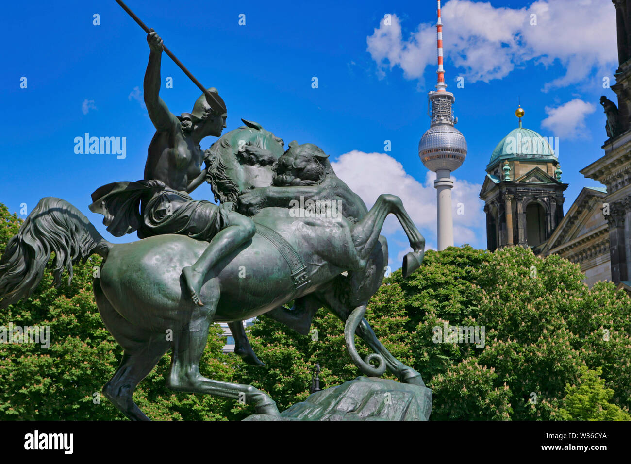 La lutte contre l'extérieur statue Amazon Altes Museum, Berlin, Germany,  Europe Photo Stock - Alamy