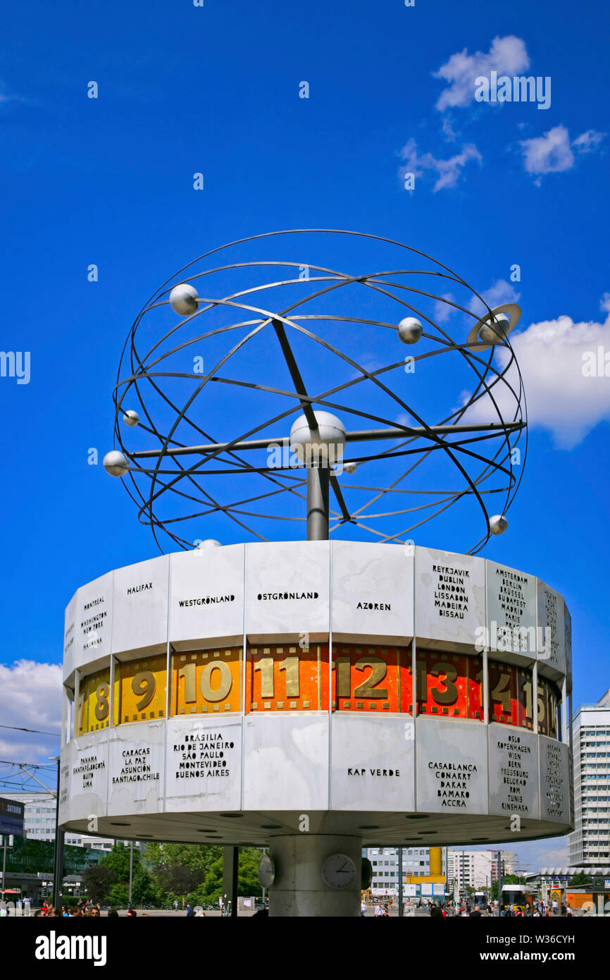 L'Horloge universelle Urania, Alexanderplatz, Berlin-Mitte, Berlin, Germany, Europe Banque D'Images