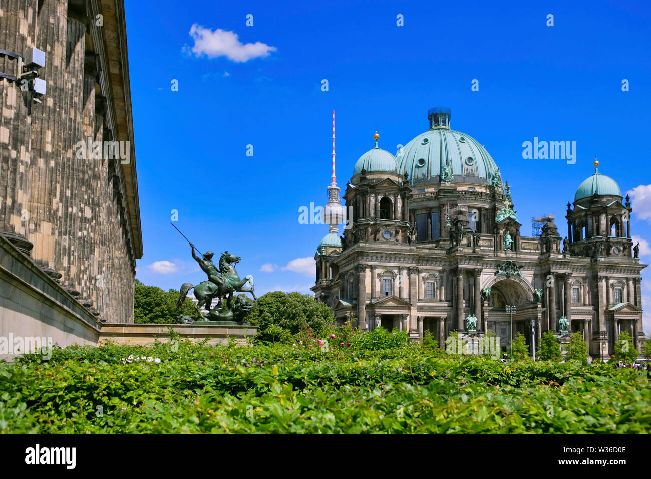Kaempfende Amazone, lutter contre Amazon, sculpture en bronze sur les marches de l'Altes Museum, ancien musée en face de la cathédrale de Berlin, Berlin, Allemagne, Euro Banque D'Images