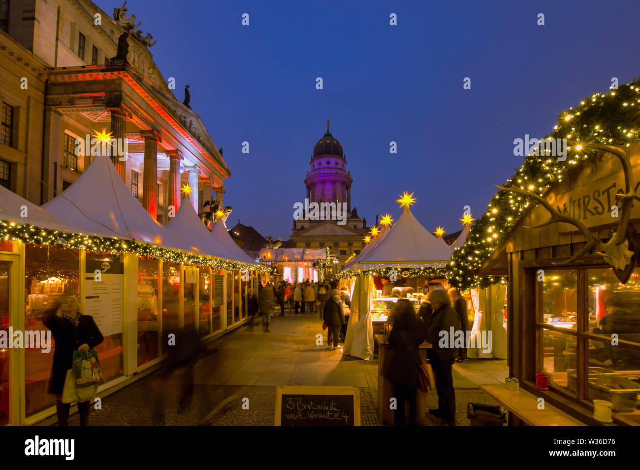 'Winter Magic au Gendarmenmarkt', marché de Noël à la place Gendarmenmarkt, théâtre Schauspielhaus, Cathédrale française, crépuscule, Berlin, Allemagne, Euro Banque D'Images