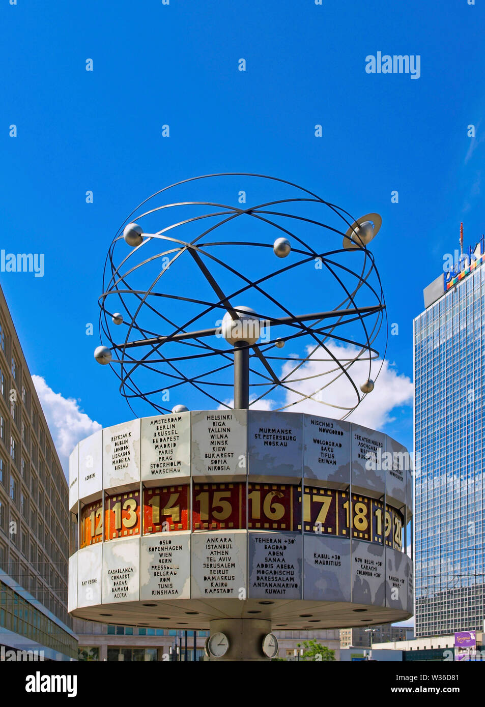 L'Horloge universelle Urania, Alexanderplatz, Berlin-Mitte, Berlin, Germany, Europe Banque D'Images