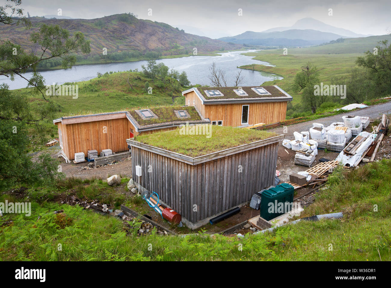 Un toit vert eco house bing construit au-dessus du Loch Garry à Glen Garry, Highlands, Scotland, UK. Banque D'Images