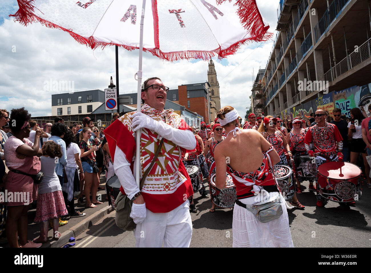 St Paul, Bristol, Royaume-Uni. 6e juillet 2019. Le 51e Carnaval de St Paul son cortège à travers Bristols St Pauls sur un samedi après-midi chaud et ensoleillé. Le carnaval a attiré environ 100 000 personnes. Organisé par le Carnaval de St Paul l'entreprise de l'intérêt de la Communauté. Crédit : Stephen Bell/Alamy Banque D'Images