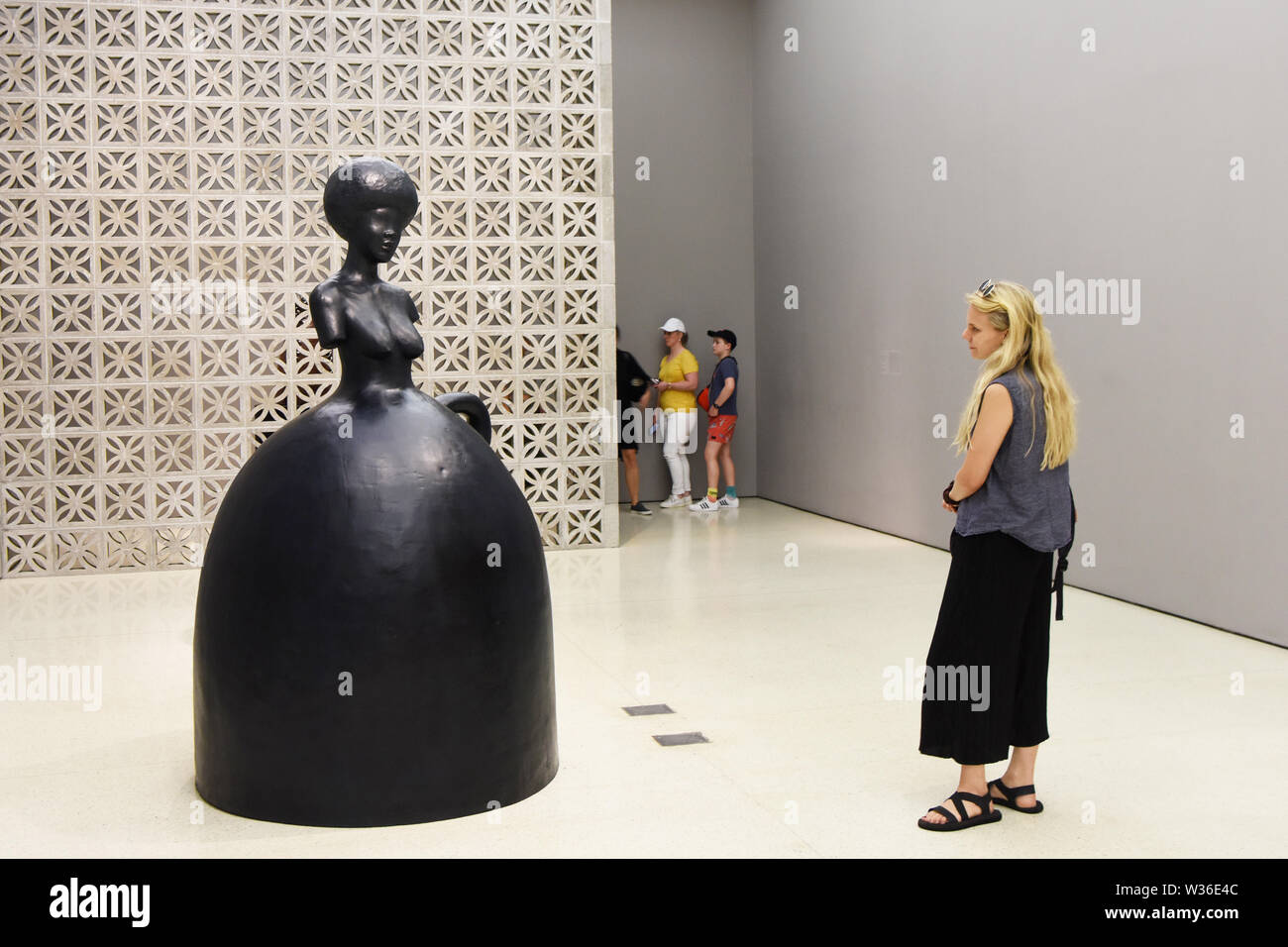 New York, USA. 12 juillet, 2019. Un visiteur consulte une statue à  l'exposition 'Le Prix Hugo Boss 2018 : Simone Leigh, échappatoire de  retraite au Guggenheim Museum de New York, États-Unis, 12