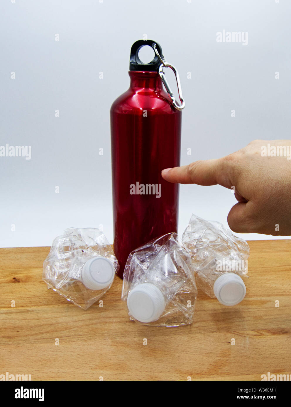 Bouteille d'eau rouge trois bouteilles en plastique transparent. Concept de réutilisation Banque D'Images