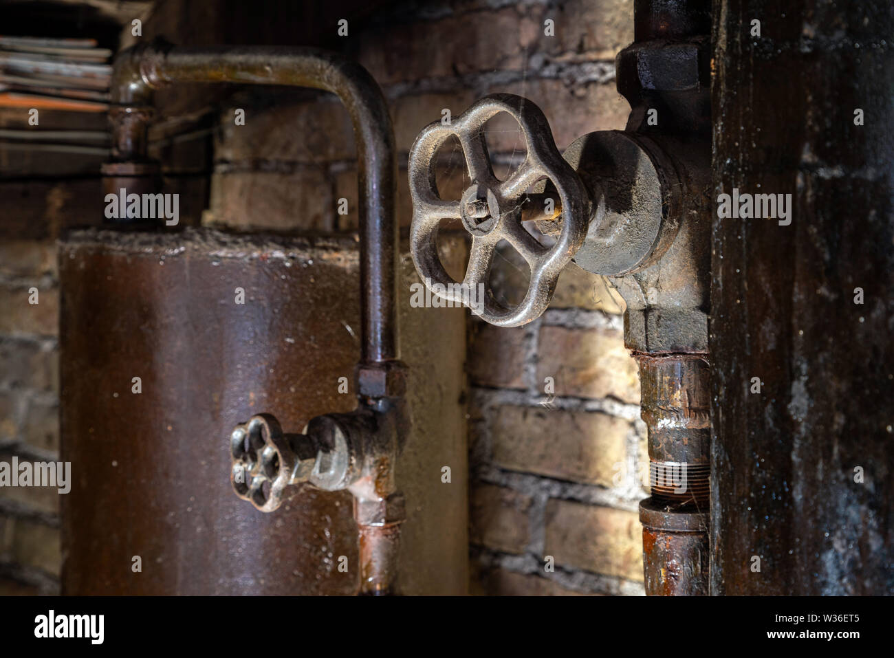 Rusty chaufferie tuyaux. Vieille chaudière chauffage production de métaux et de la livrer à domicile par pipe-line. L'eau chaude ou de gaz sera livré avec ce Banque D'Images