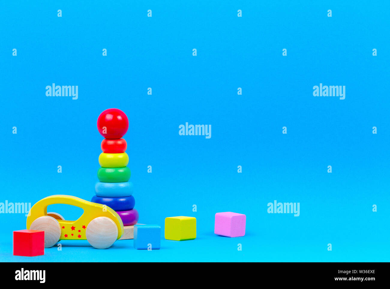 Jouet Enfant Bebe Arriere Plan Petit Train En Bois Anneaux D Empilage De Bebe Pyramide Et Blocs Colores Sur Fond Bleu Photo Stock Alamy