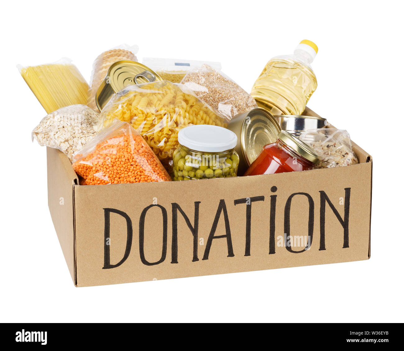 Donation box avec divers aliments. Ouvrir boîte en carton avec de l'huile, de la nourriture en conserve, céréales et pâtes alimentaires. Isolées. Banque D'Images