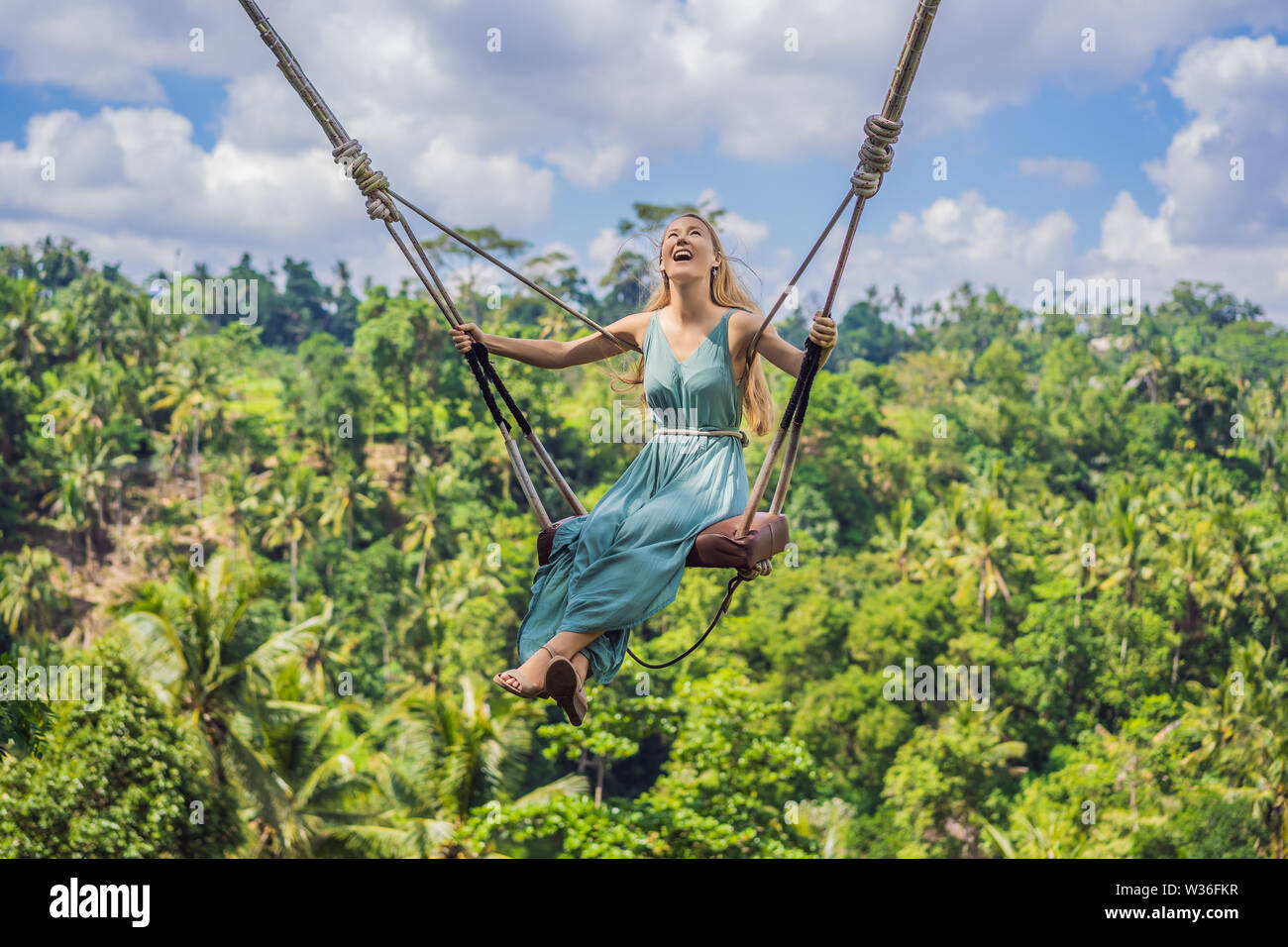 Jeune femme se balançant dans la jungle pour les forêts tropicales de l'île  de Bali, Indonésie. Swing sous les tropiques. Balançoires - tendance de Bali  Photo Stock - Alamy