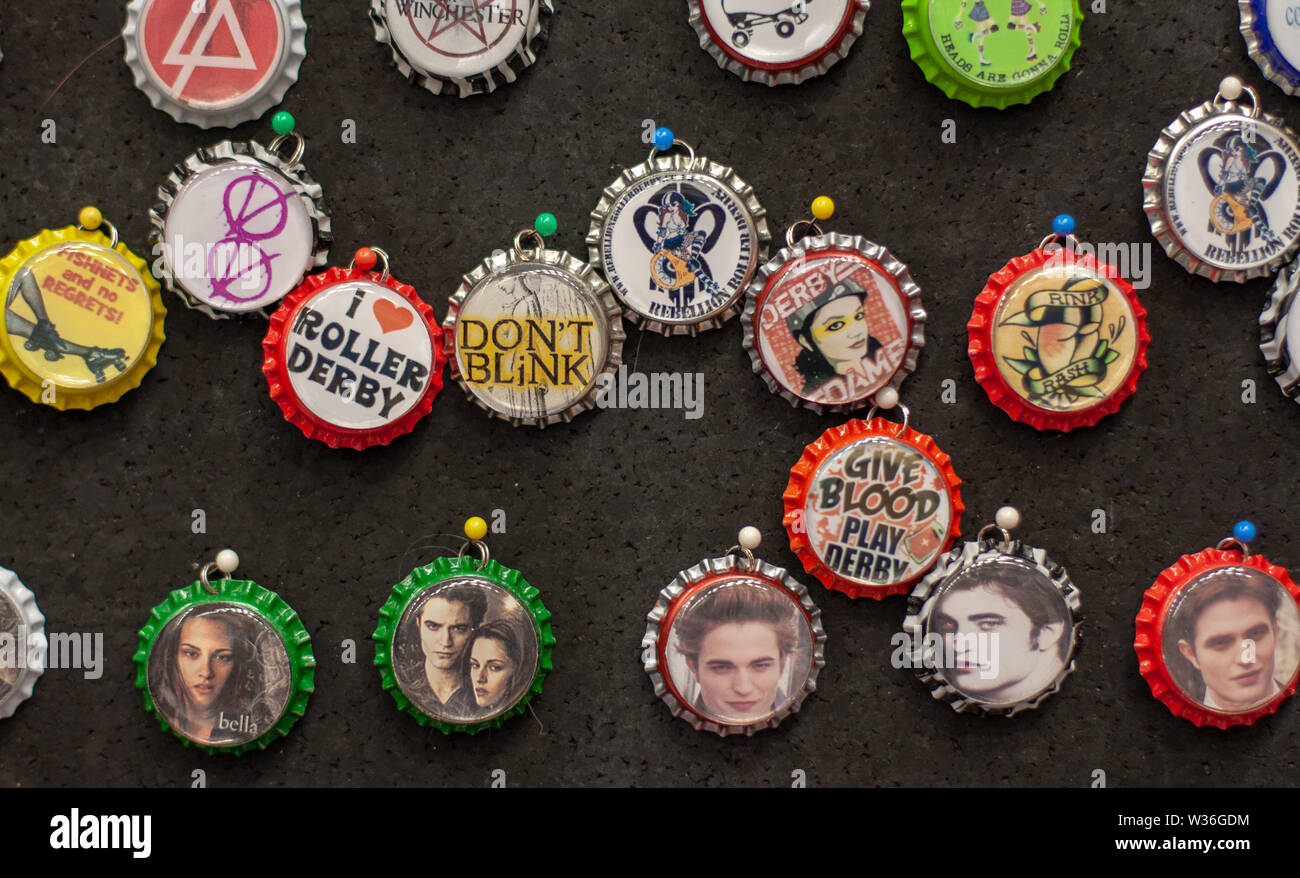 Badges de bouteille à la vente à un roller derby Banque D'Images