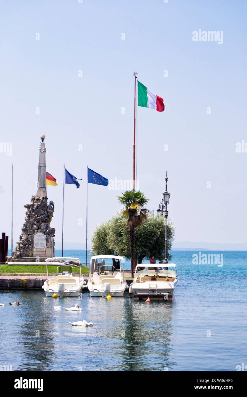Lac de Garde. Le port de la belle ville de Lazise avec détente moderne les verrats et les bâtiments historiques Banque D'Images