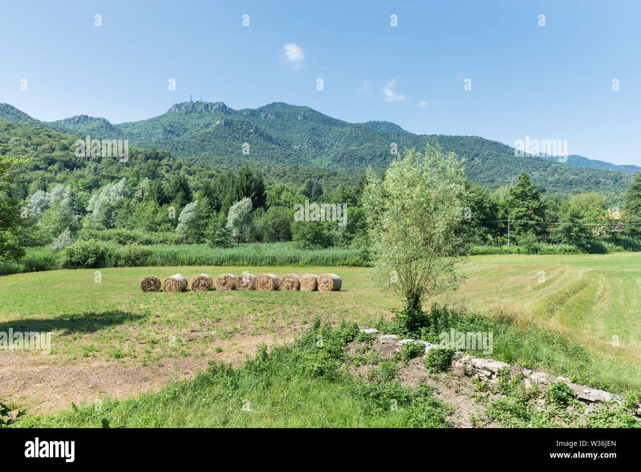 Des champs verts et bleu ciel. Zone protégée dans le nord de l'Italie. Le parc régional Campo dei Fiori vu depuis le village de brinzio, province de Varese Banque D'Images