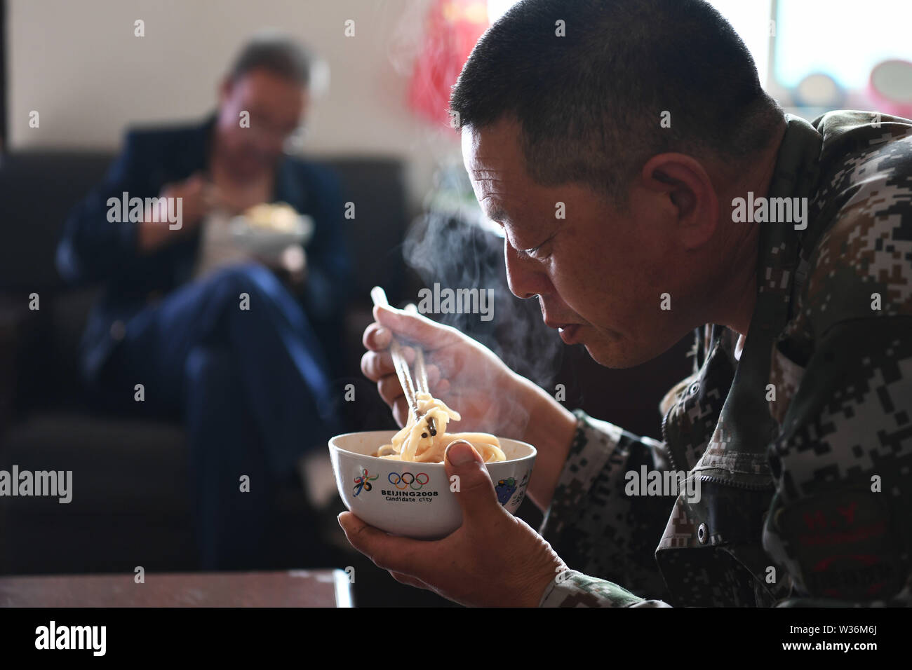 (190713) -- ZHANGZI, 13 juillet 2019 (Xinhua) ---Forestier M. Il Xiaohong(a) avant son déjeuner dans la forêt, le patroller station sur le mont Fajiu, 25 km à l'ouest de Zhangzi County au Nord la province de Shanxi, le 12 juillet 2019. Il y a une forêt-patroller station sur le mont Fajiu où la couverture forestière est presque 90 pour cent. M. Il Xiaohong a été engagé dans la protection des forêts de 34 ans depuis qu'il avait 19 ans. De concert avec ses collègues, M. Il a besoin de deux fois patrouille depuis tôt le matin jusqu'en soirée pour toute l'année pour s'assurer que les forêts sont en bonne situation. Sous leur protection, ther Banque D'Images