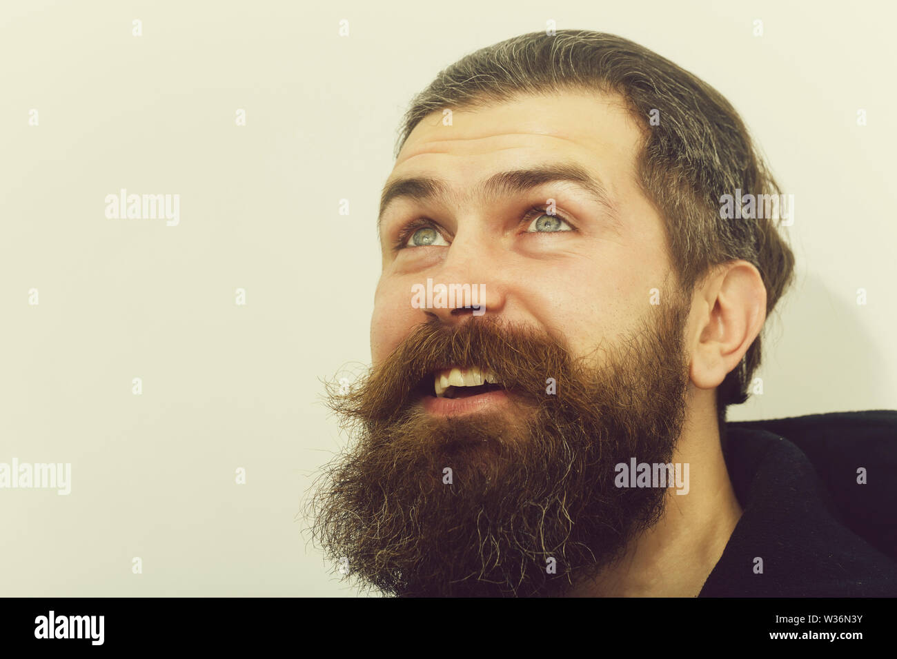 Homme barbu, longue barbe, brutal caucasian hipster avec moustache sur smiling happy face, guy non rasé se coupe par coiffure au look coiffure Banque D'Images