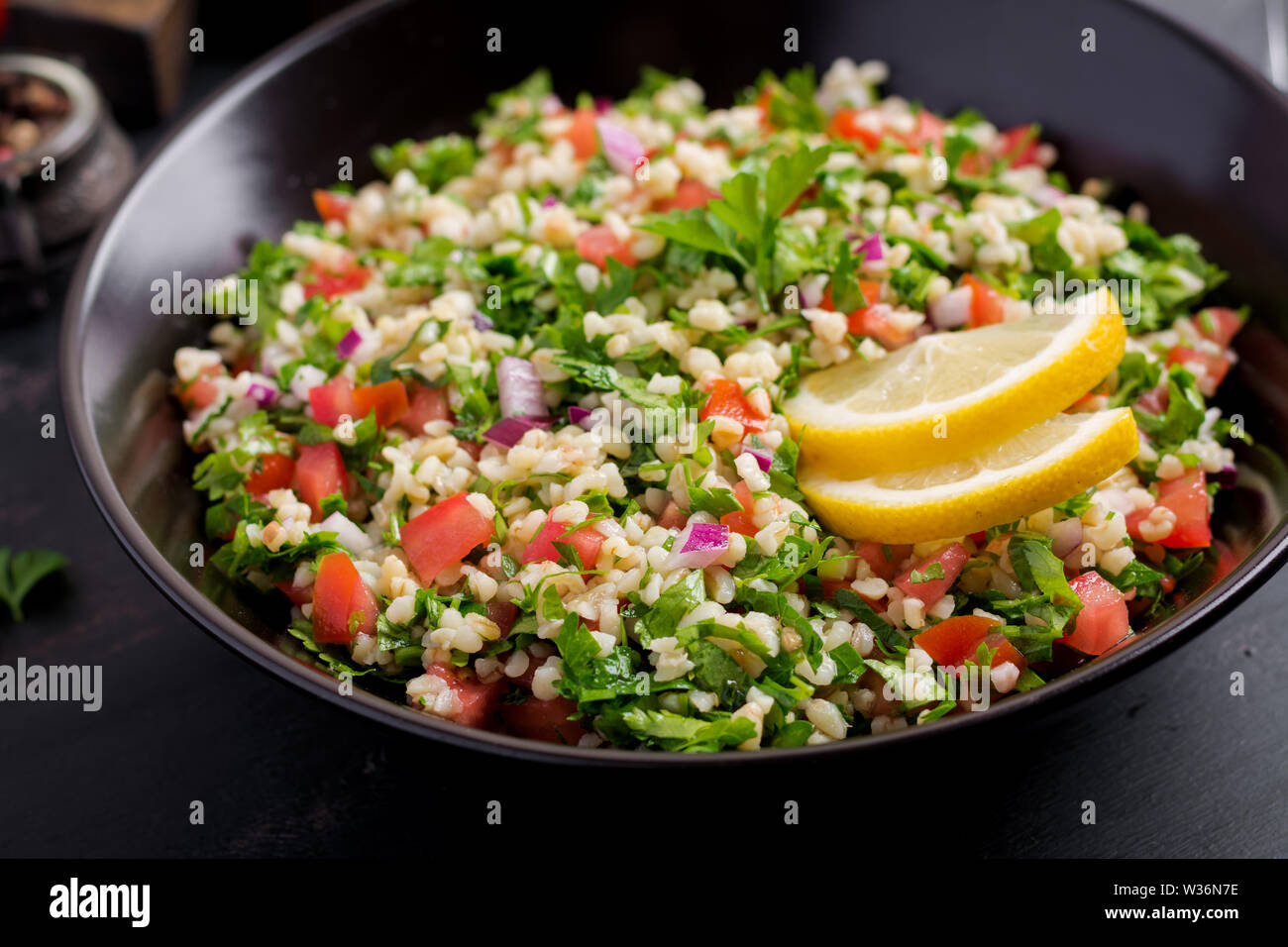Taboulé salade. Traditionnels ou plat arabe. Salade végétarienne Levantine de persil, menthe, bulgur, tomate. Banque D'Images