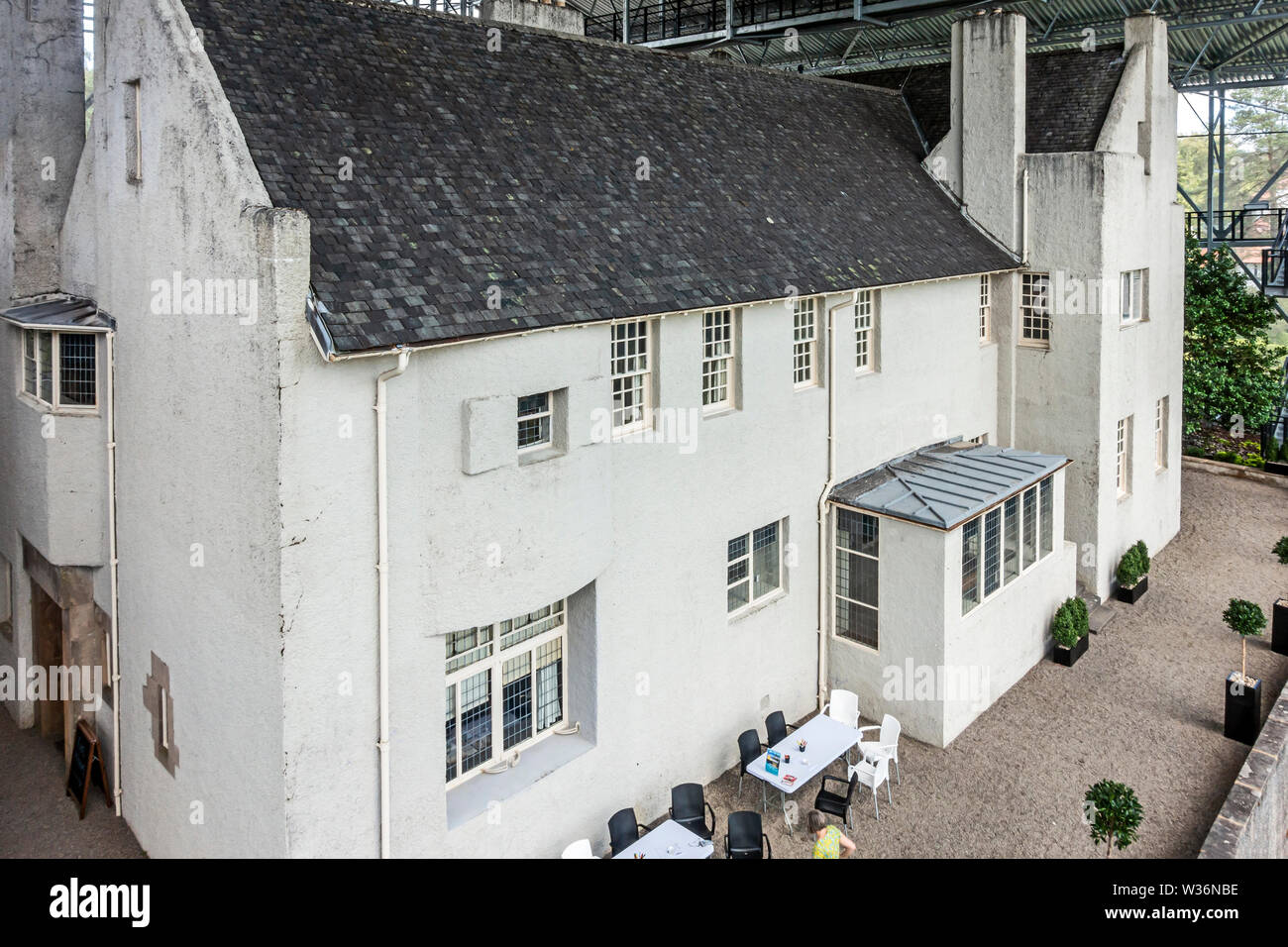Vue depuis l'intérieur du fort de Charles Rennie Mackintosh conçu NTS L'établissement Hill House à Helensburgh Scotland UK dans son box hill house Banque D'Images