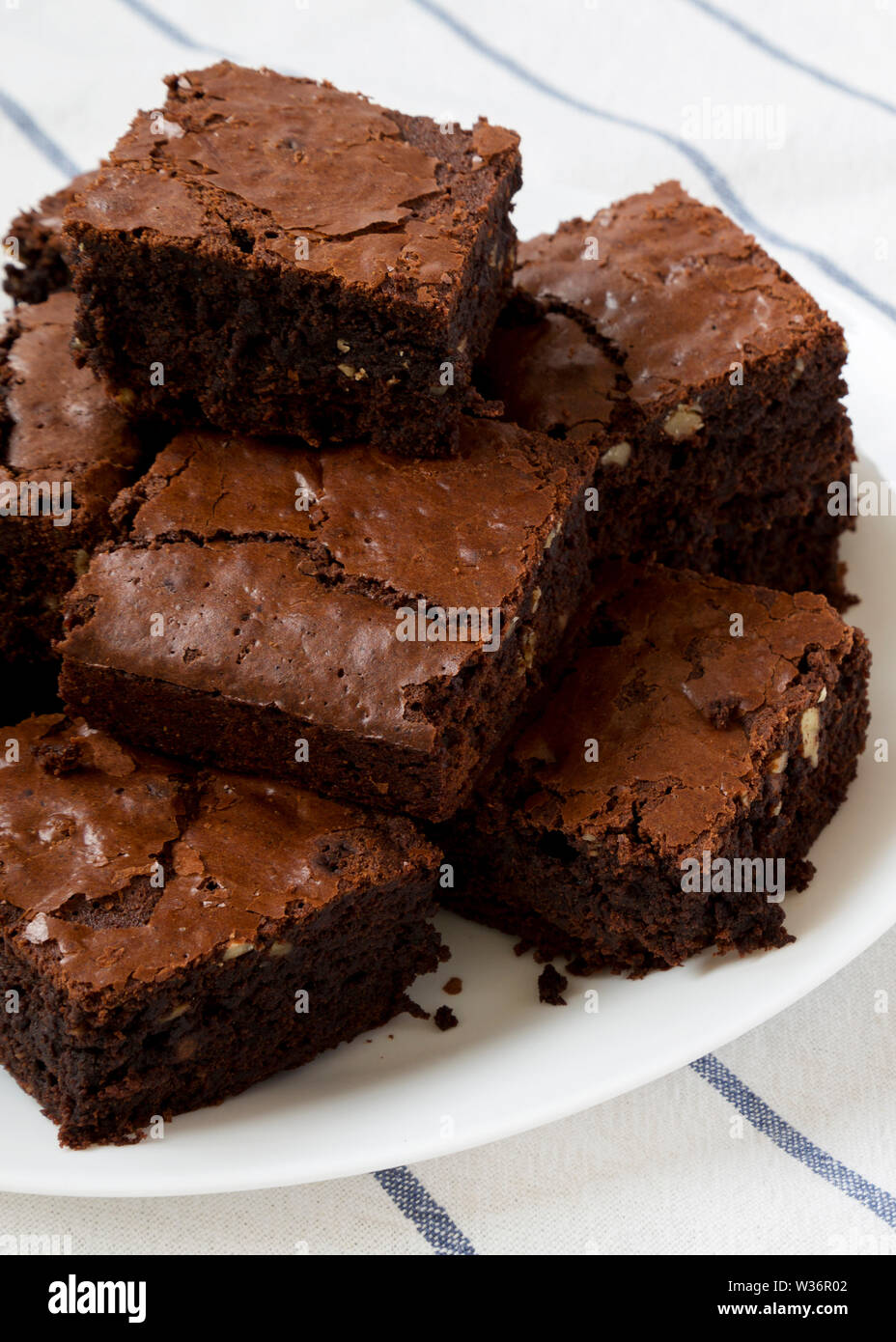 Des petits brownies au chocolat sur une assiette blanche, vue de côté. Libre. Banque D'Images