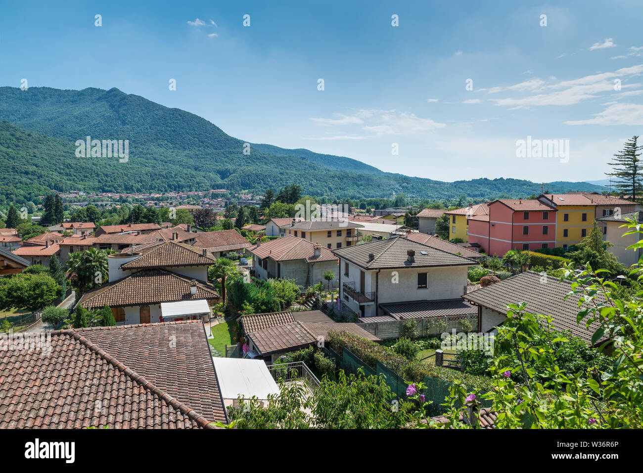 Avec Cuveglio Valcuvia, Cuvio et le massif du Campo dei Fiori, Italie Banque D'Images