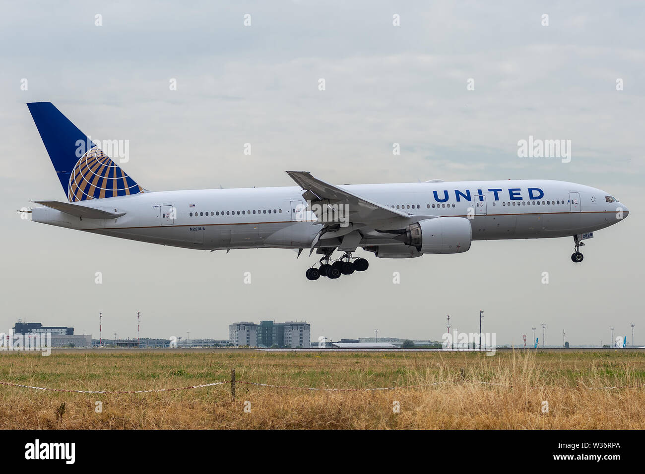 N228UA, le 11 juillet 2019, Boeing 777-222 (ER) -30556 l'atterrissage à l'aéroport de Paris Charles de Gaulle à la fin de vol United Airlines UA987 à partir de Chicago Banque D'Images