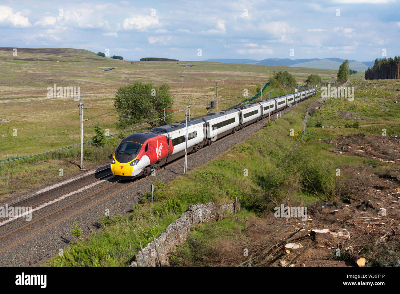 Une classe 390 Virgin trains Pendolino passant Shap Wells sur la ligne principale de la côte ouest dans la région de Cumbria sur l'approche de Shap Sommet. Banque D'Images