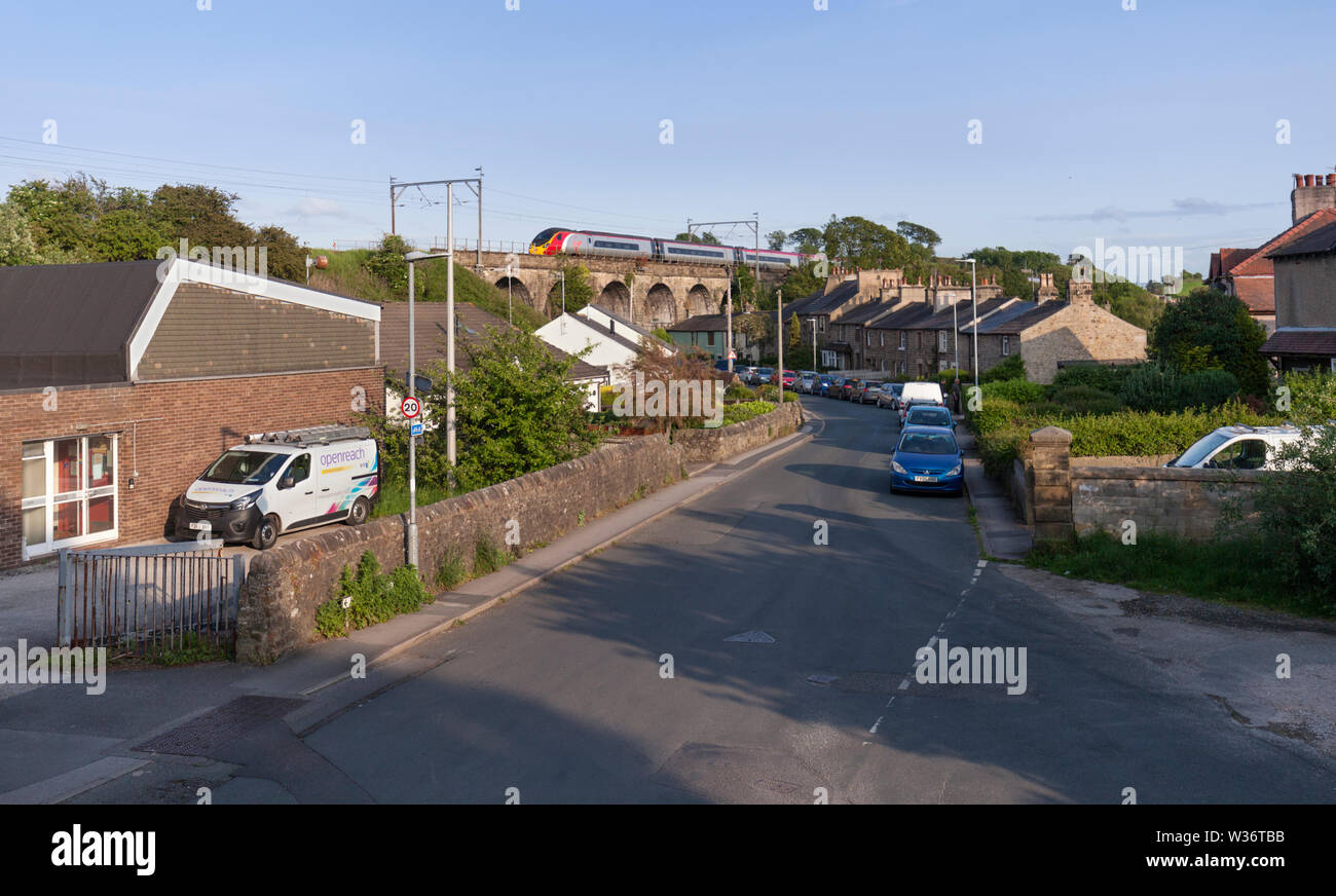 Virgin Trains class 390 pendolono train Galgate viaduc sur la côte ouest, près de Lancaster mailine Banque D'Images