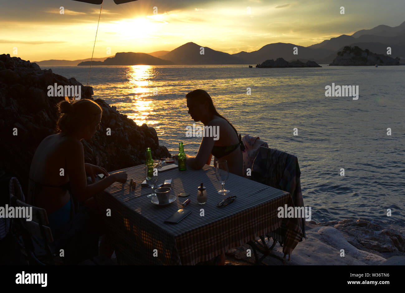 Le dîner pendant le coucher du soleil le long de la mer adriatique au Monténégro. Banque D'Images