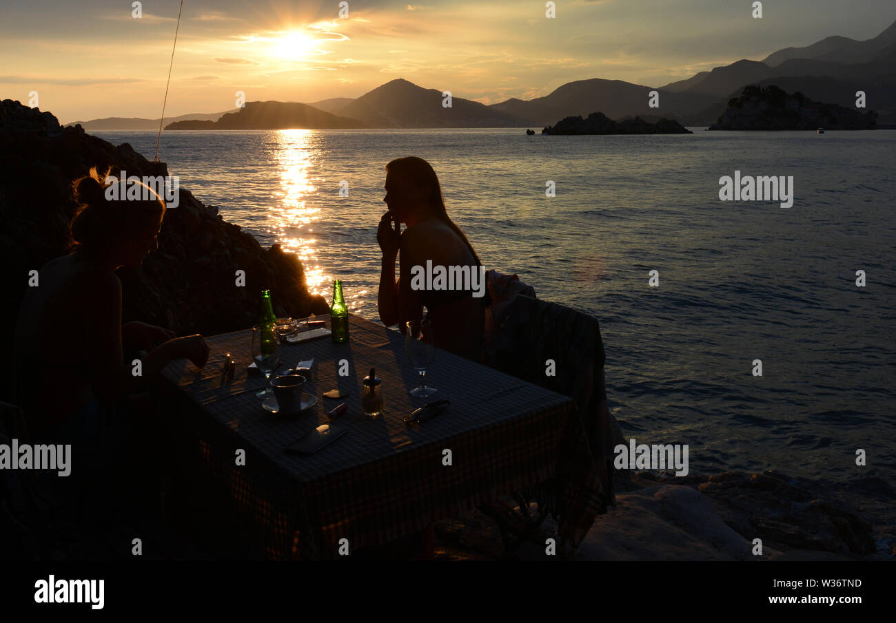 Le dîner pendant le coucher du soleil le long de la mer adriatique au Monténégro. Banque D'Images