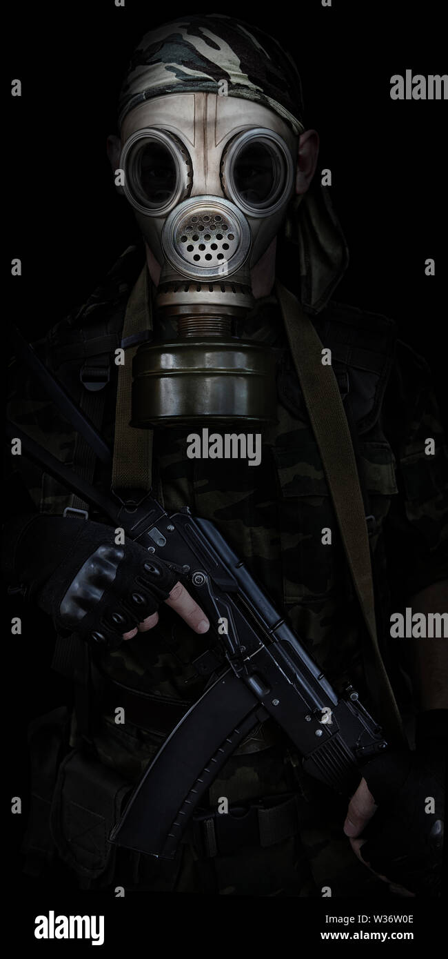 Soldat dans un masque à gaz avec un fusil automatique Banque D'Images