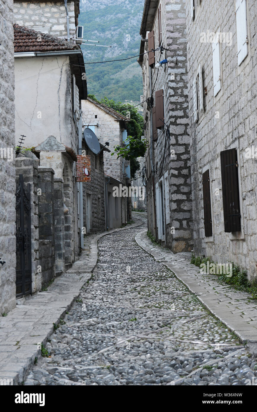 De très vieilles rues pavées à Risan, le Monténégro. Banque D'Images