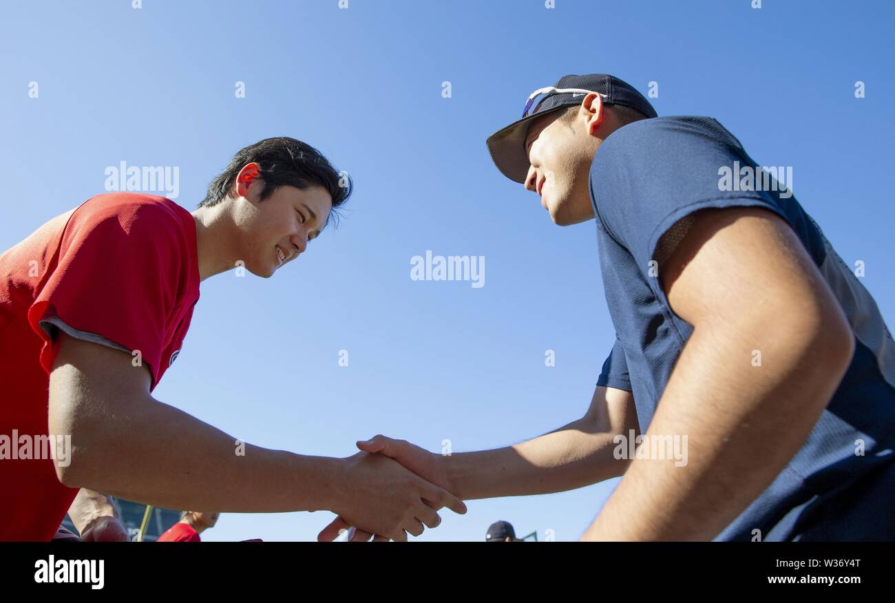 Anaheim, États-Unis. Le 13 juillet, 2019. Shohei Ohtani (L) des Los Angeles Angels, serre la main avec Yusei Kikuchi des Seattle Mariners avant un match à Anaheim, Californie, le 12 juillet 2019. Credit : Newscom/Alamy Live News Banque D'Images