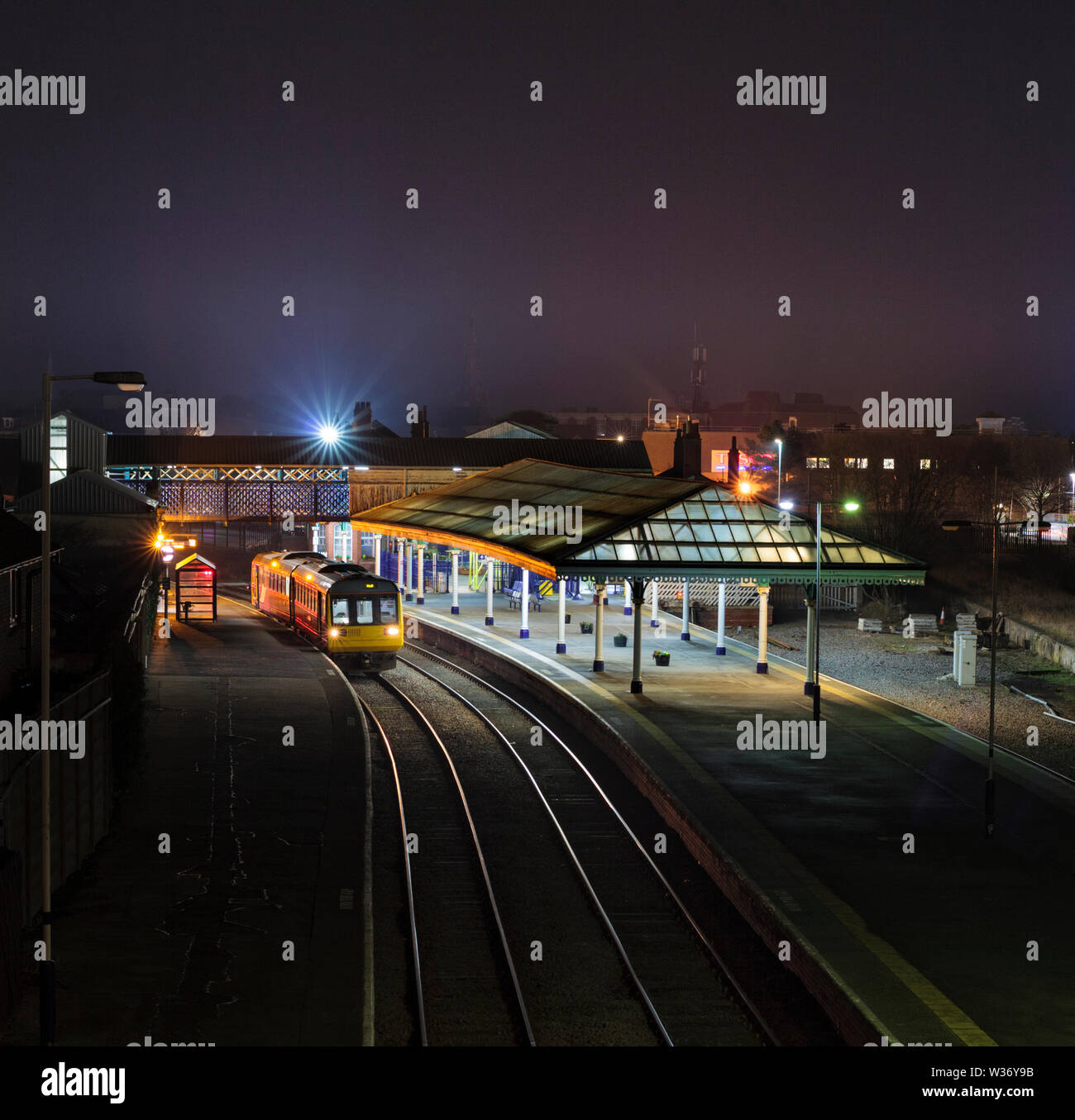 Northern Rail arriva class 142, défaut de train à la gare de Bridlington en attente de partir pour une nuit sombre Banque D'Images