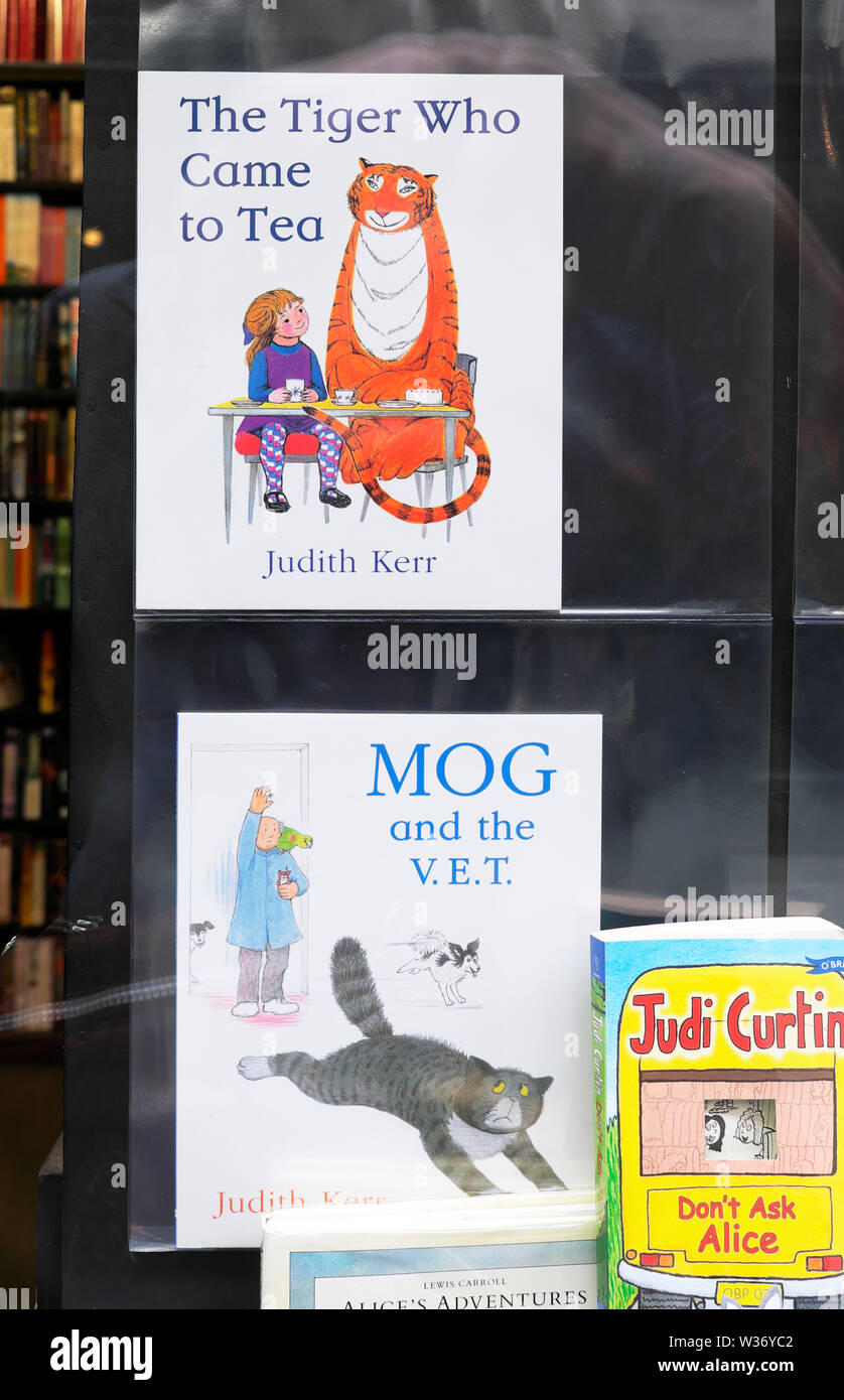 Le tigre qui est arrivé au plateau et Mog et le V.E.T. Judith Kerr livre pour enfants couvre sur l'affichage dans une fenêtre librairie en Grande Bretagne UK KATHY DEWITT Banque D'Images